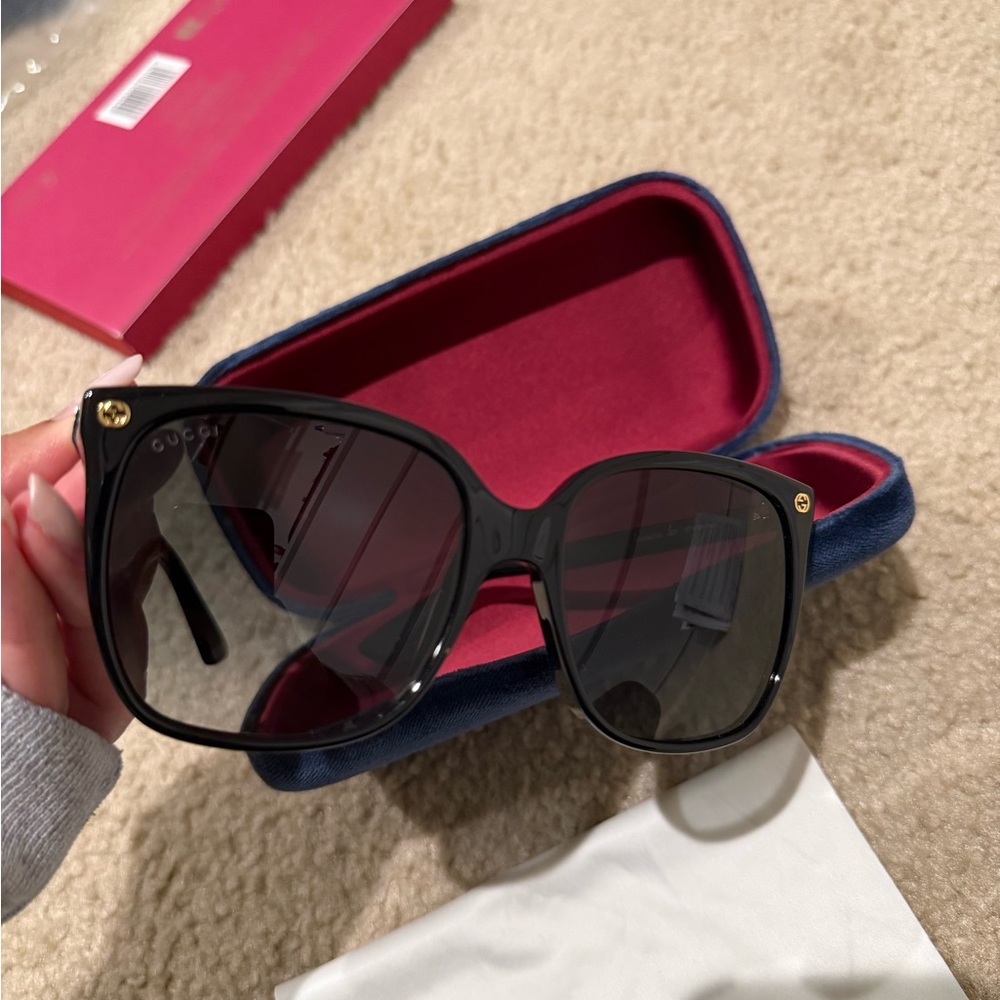 Gucci Elegant Black Sunglasses